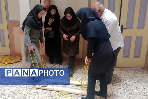 برگزاری دوره‌های توانمند سازی در دبستان ۱۸ دی ناحیه دو شهرری با حضور مدرس سازمان دانش‌آموزی 