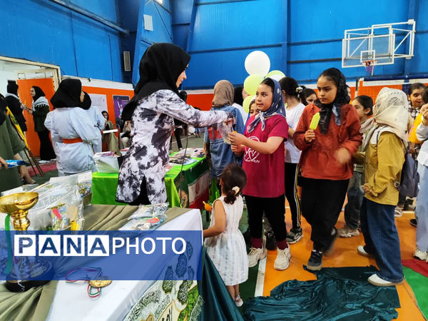 تقدیر از دختران برگزیده مسابقات ورزشی در شهر جعفریه قم