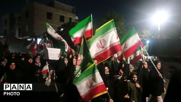 مشت‌های گره کرده مردم  به دهان امریکای جنایت کار و رژیم غاصب صهیونی 