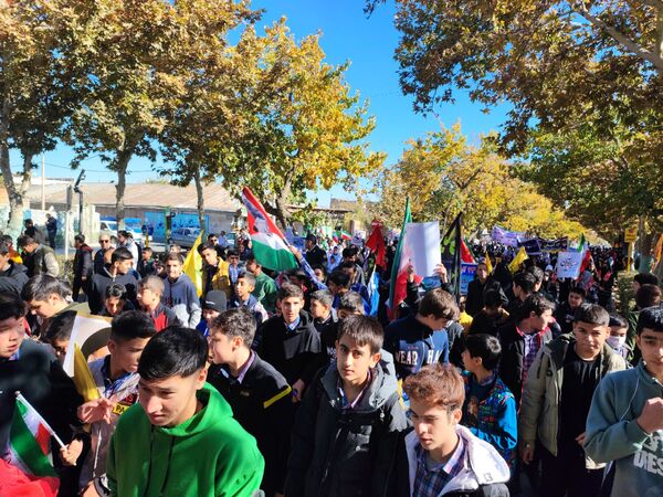 طنین شعارهای ضد استکباری در شاندیز