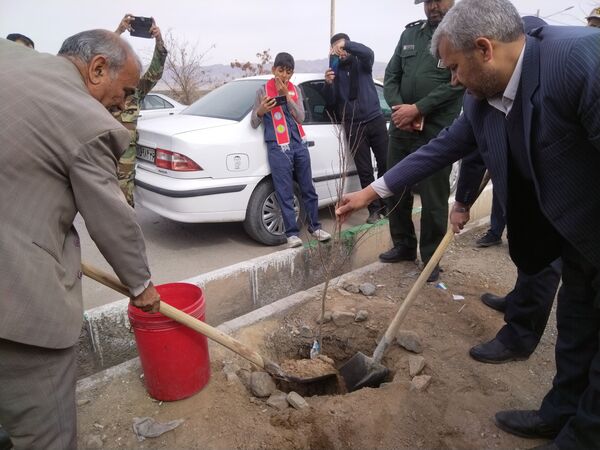 مراسم درخت کاری در مدرسه پویندگان فرهنگ شهرستان خلیل آباد 