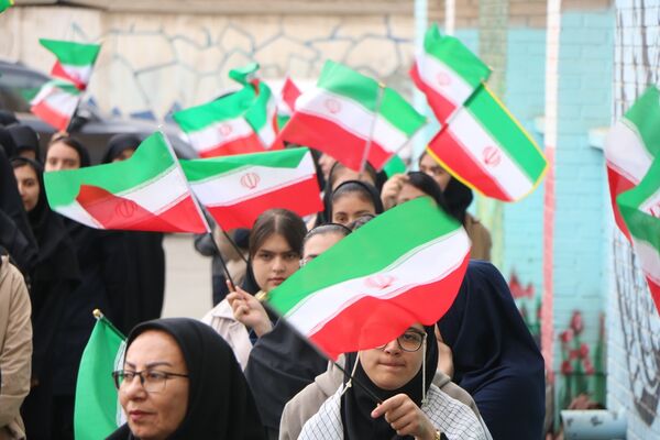 تجلیل مدیرکل آموزش و پرورش آذربایجان غربی از دانش‌آموز سخنران در نشست با رئیس جمهور