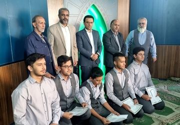 تقدیر از دانش‌آموزان فعال در نماز جماعت دبیرستان فرهنگیان شهید بهشتی
