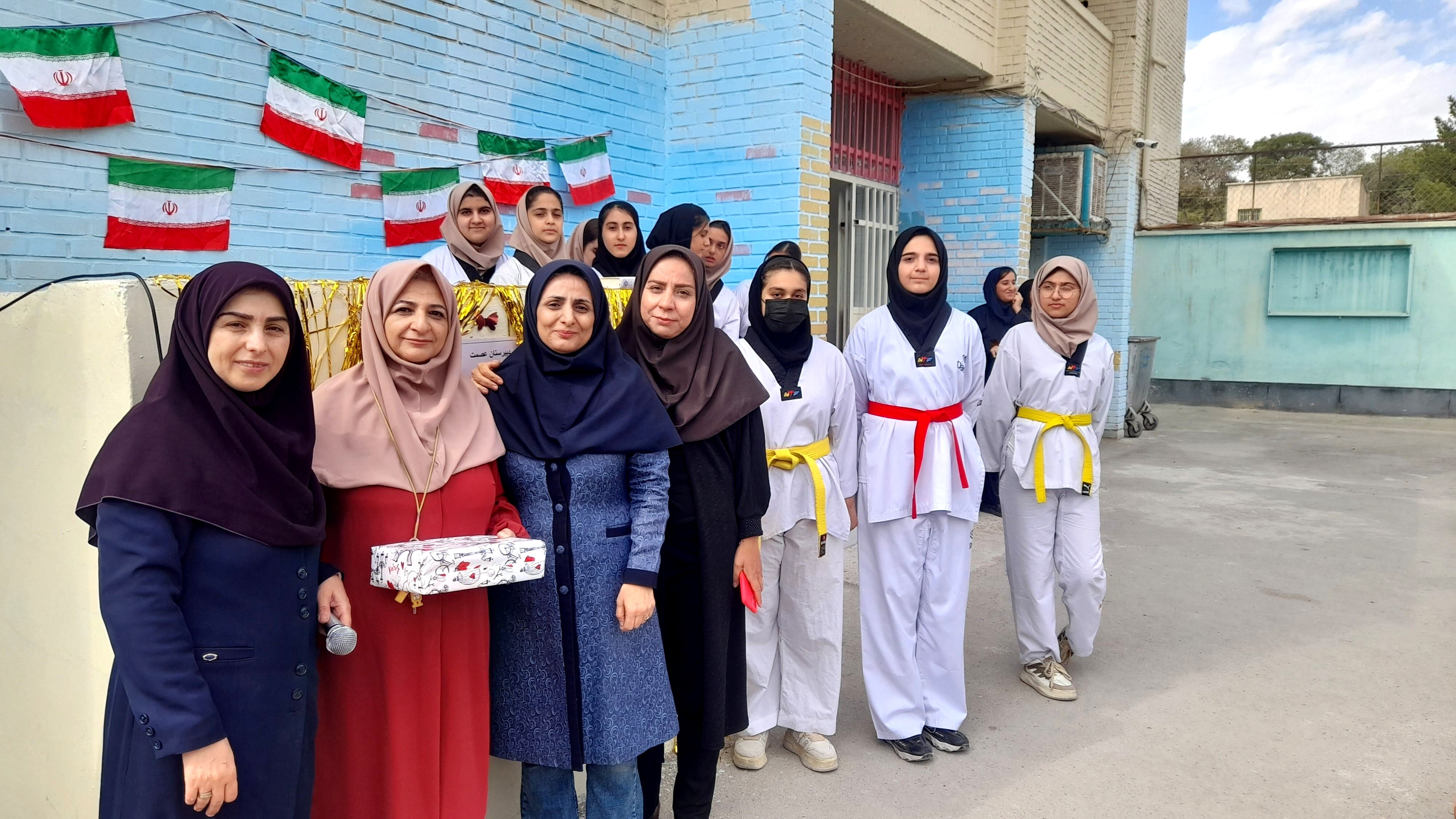 انجام حرکات ورزشی و نمادین به‌مناسبت هفته تربیت‌بدنی توسط ورزشکاران نوجوان اسلامشهر