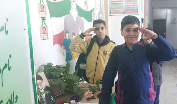اجرای پویش «جانم فدای رهبر» در آموزشگاه شهید محمد منتظر قائم خاتم 