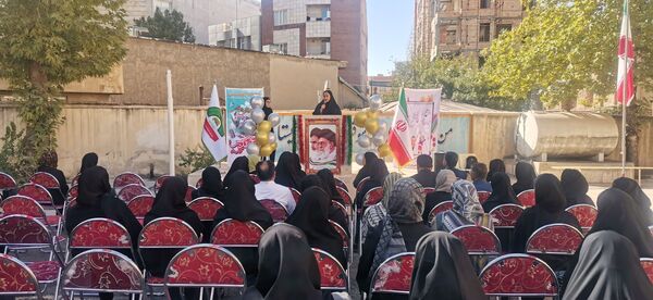 دانش‌آموزان دبیرستان نمونه فضیلت با شوروشوق به استقبال سال تحصیلی جدید رفتند