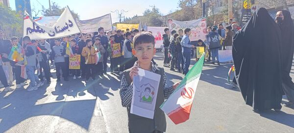 جوشش حماسه در گام های کوچک دانش آموزان امروز سفیران فردا