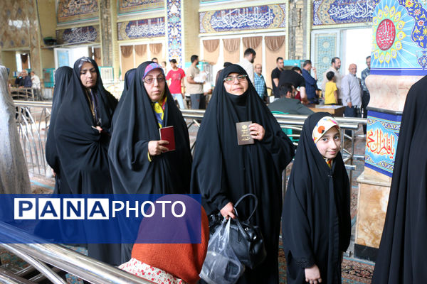 جلوه‌هایی از حضور نوجوانان قمی در شعبه‌های اخذ رای -1