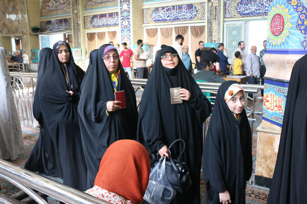 جلوه‌هایی از حضور نوجوانان قمی در شعبه‌های اخذ رای -1