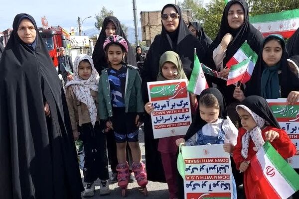 دختران آموزشگاه نوریه شهرستان جیرفت در راهپیمایی امروز