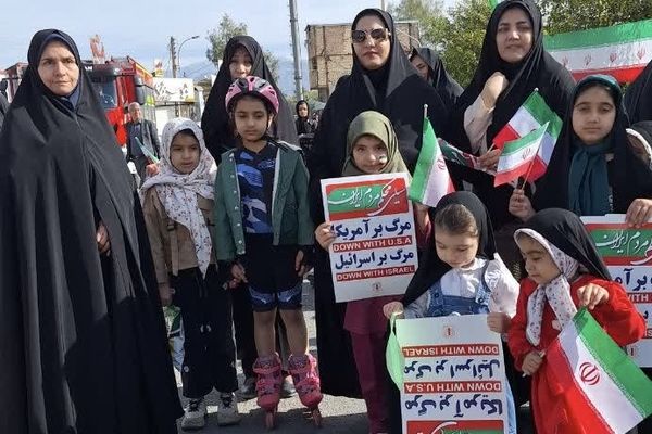 دختران آموزشگاه نوریه شهرستان جیرفت در راهپیمایی امروز