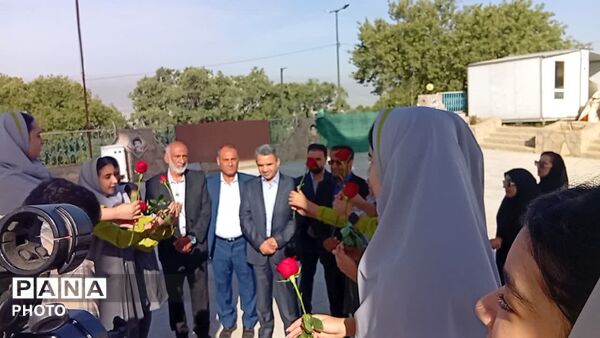 تجدید میثاق معاون وزیر و رئیس سازمان مدارس غیردولتی و مشارکت‌های مردمی وزارت آموزش و پرورش با شهدای گمنام در یاسوج