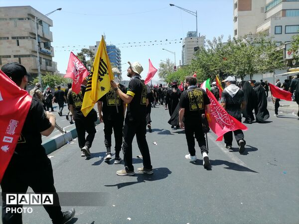خروش نوجوانان در بدرقه رهبر شهید