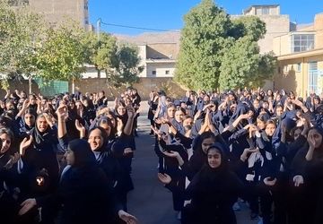 نواختن زنگ ایثار و مقاومت در دبیرستان شهید خسروی 