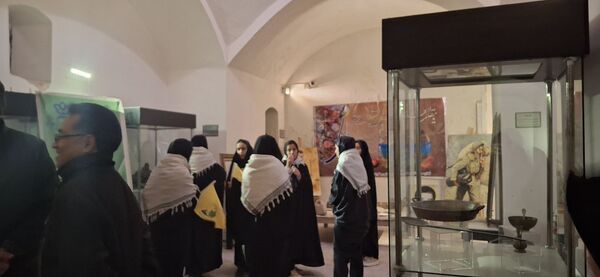 بازدید دانش‌آموزان دبیرستان فضیلت از موزه فاروج