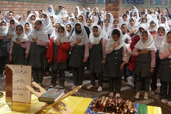 استقبال پرشور دانش‌آموزان دبستان صدیقه کبری(س)از خادمان رضوی در "چهارشنبه‌های امام رضایی"