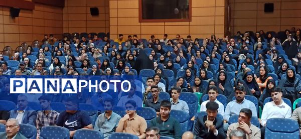 تجلیل از رتبه‌های برتر کنکور در بم