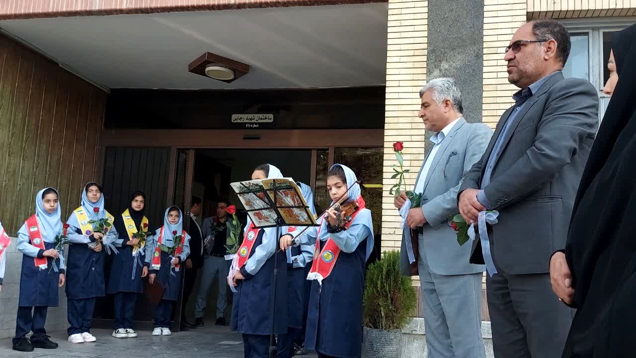 آغاز سال تحصیلی جدید باحضور مسئولان در دبستان فرهنگیان ۲ مشهد