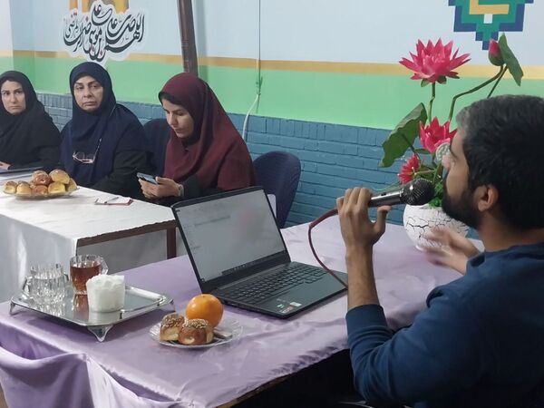 جلسه شورای دبیران در دبیرستان دخترانه فضه 