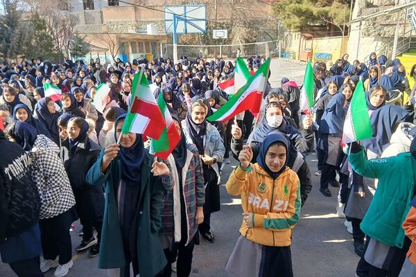 جشن دهه فجر در دبیرستان آزاده رودهن 