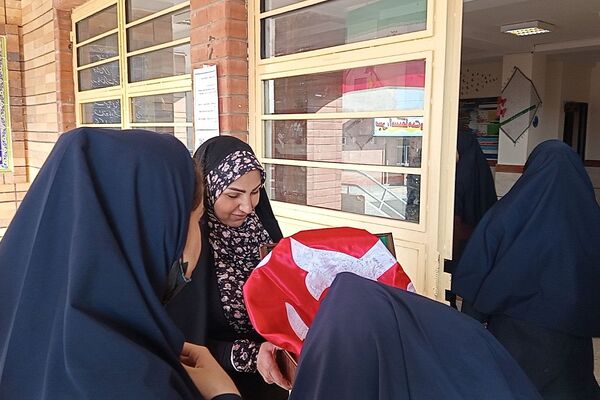 همدلی دانش‌آموزان مدرسه کریمی‌شیرازی‌ها در فضای معنوی با پرچم امام حسین(ع)