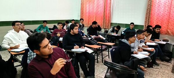 کلاس های تقویتی در دبیرستان نمونه آیت‌الله خامنه ای