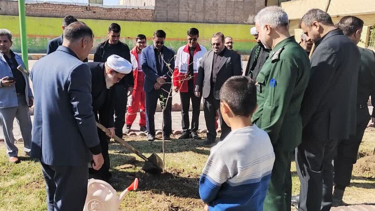 درخت تنومند انقلاب با هیچ گردبادی نخواهد لرزید