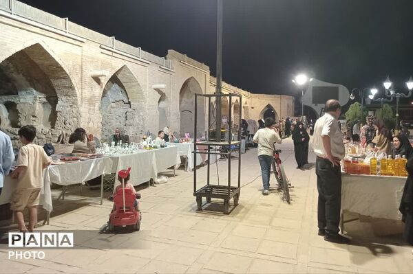 نمایش آثار هنری و مشاغل خانگی در کاروانسرای زکی‌خانی زرقان