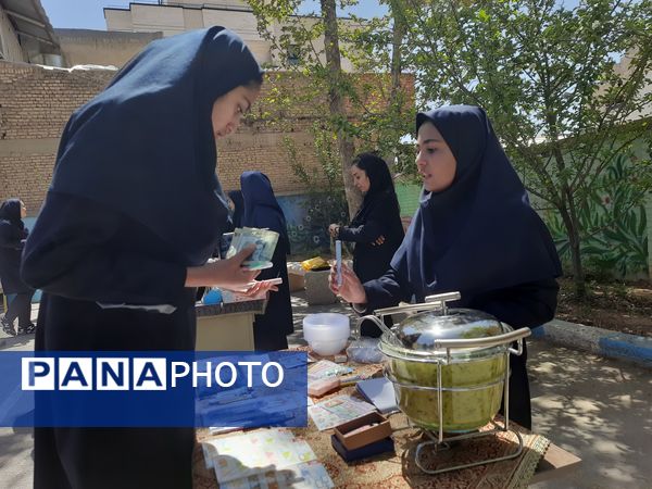 بازارچه کسب‌ و کار با هدف کارآفرینی در آموزشگاه نورایمان