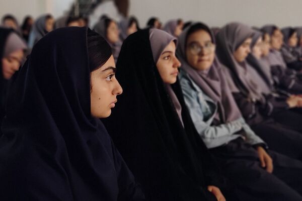 بزرگداشت «مادران چشم به راه»باحضور دانش‌آموزان دبیرستان دخترانه معرفت کهریزک