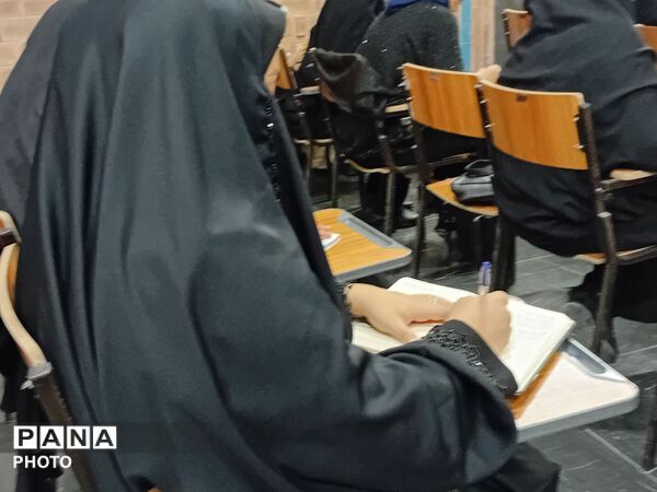 تقویت مهارت‌های تخصصی فرهنگیان مهریز در دبیرستان شکیب