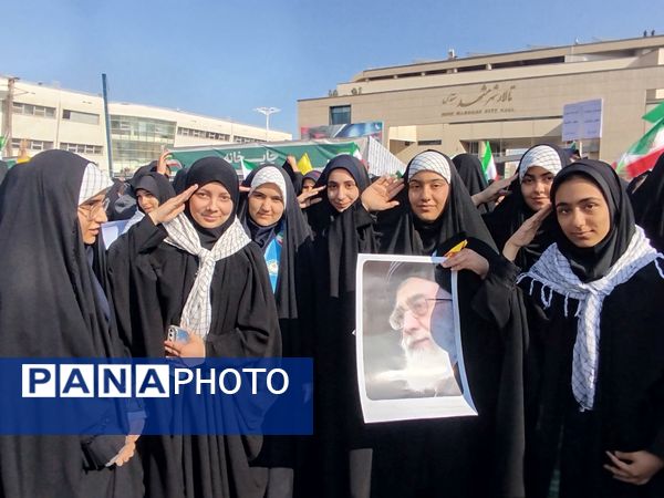 خروش ۱۳ آبان در مشهد؛ دانش‌آموزان، نماد ایستادگی