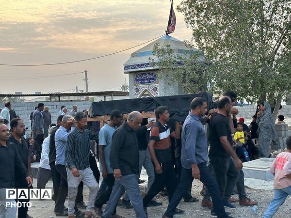 آیین تشییع پیکر مادر شهید شعبان تراهی در شمیل بندرعباس