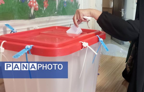 مردم نیشابور به نیابت از شهدا به پای صندوق رای آمدند