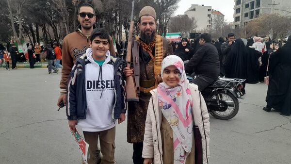 حضور پرشور دانش آموزان و مردم بروجرد در راهپیمایی ۲۲ بهمن 