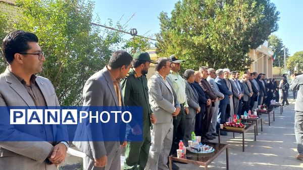 نواخته شدن زنگ مهر و مقاومت در دبیرستان شهید سلیمانی فیروزان با حضور مسئولان استانی و منطقه‌ای