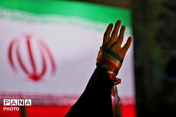 حضور پررنگ اداره آموزش و پرورش در راهپیمایی میدان انقلاب