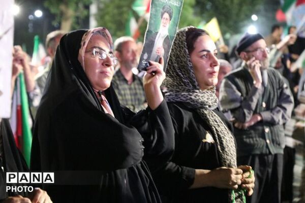 حضور بازماندگان ناوشکن دنا؛در میدان شهید آیت الله خامنه ای وتجلیل از ایثارگری مدافعان وطن