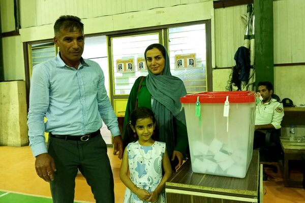 حضور پرشور کودکان در کنار والدین پای صندوق‌های رای نصیرشهر 