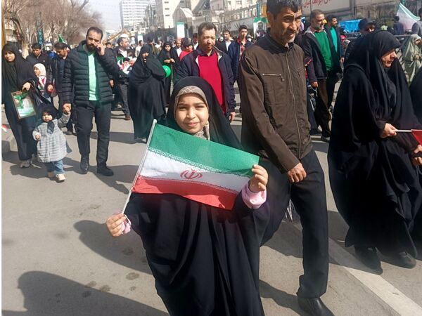 حضور دانش آموزان دبستان نرجس در راهپیمایی ۲۲بهمن 