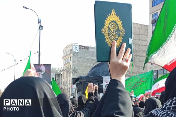 حضور مردم شهرستان رباط‌کریم برای بیعت با سومین رهبر انقلاب