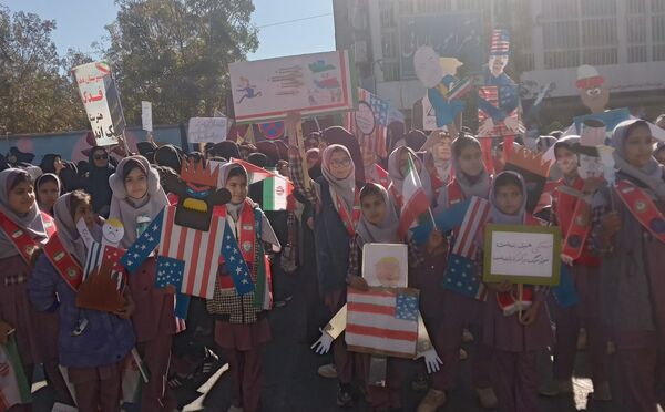 راهپیمایی 13 آبان با حضور حداکثری دانش آموزان در شهرستان نیشابور 