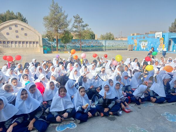 از نمایش تا نقاشی همگانی؛ روزی پر از شادی در دبستان سوم شعبان ناحیه یک یزد