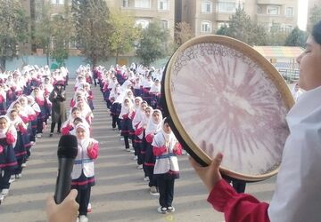 جشن شعر و دوستی در مدرسه 