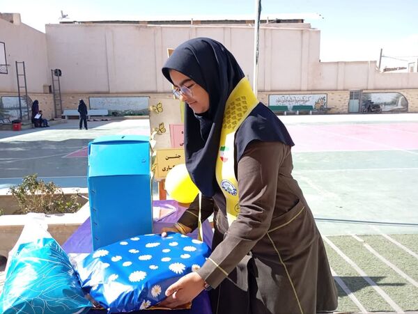 برگزاری بهار همدلی شکوه مهربانی جشن نیکوکاری در دبیرستان عفت