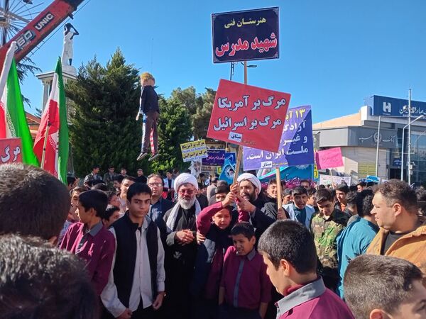 حضور پرشور نوجوانان و خانواده‌ها در سیزده آبان تجدید پیمان با انقلاب