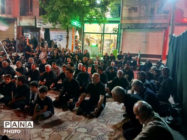 اجتماع شبانه مردم کرج  زیر پرچم اباعبدالله الحسین( ع)