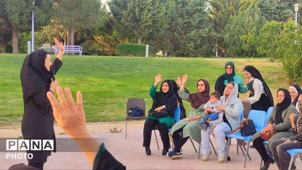 برگزاری همایش پیاده روی خانوادگی در باغ بانوان نجف آباد 