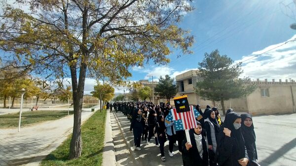 حضور پرشور دانش‌آموزان فریدنی در راهپیمایی 13 آبان