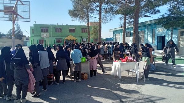 بازارچه‌‌ دانش‌آموزی در‌ دبیرستان‌ نمونه‌ اندیشه‌ کاشمر